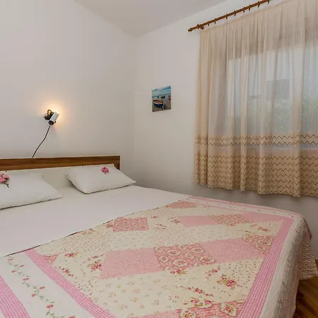 Domijan By El-pi Tours Apartman Njivice